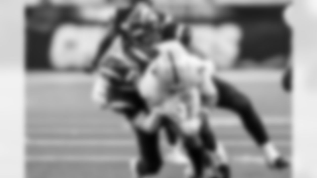 LB Daiyan Henley (0) and DB Elijah Molden (2)