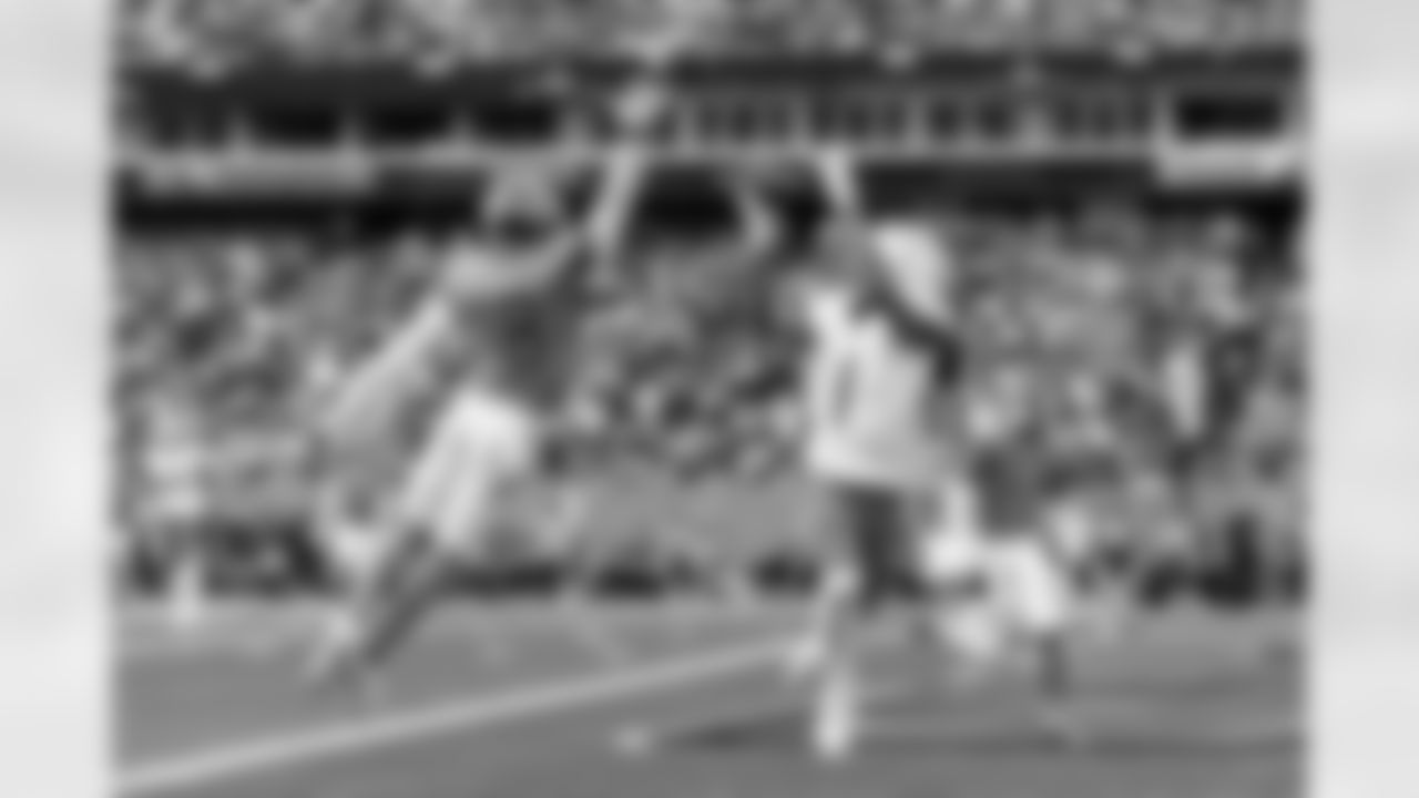 Check out the best shots from the Chargers Week 9 matchup against the Titans!