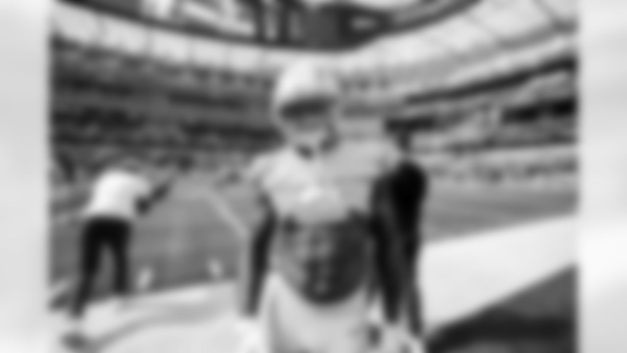 LB Denzel Perryman (6)