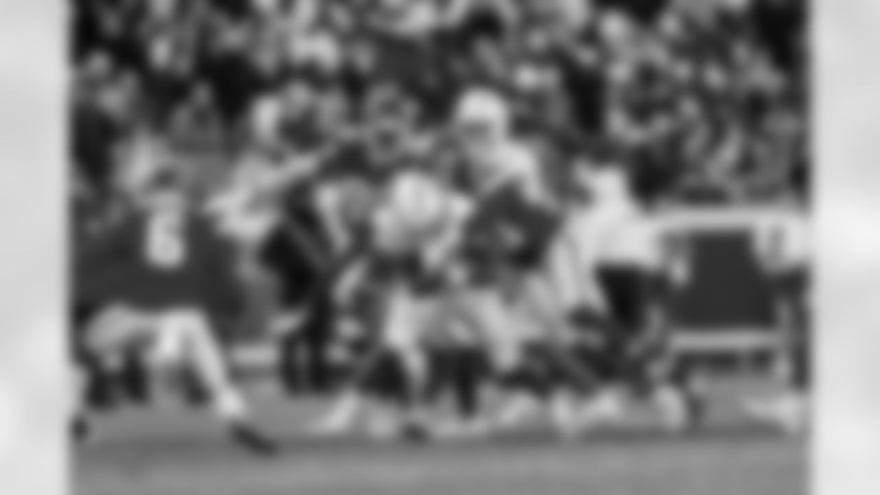 RB Omarion Hampton (8)