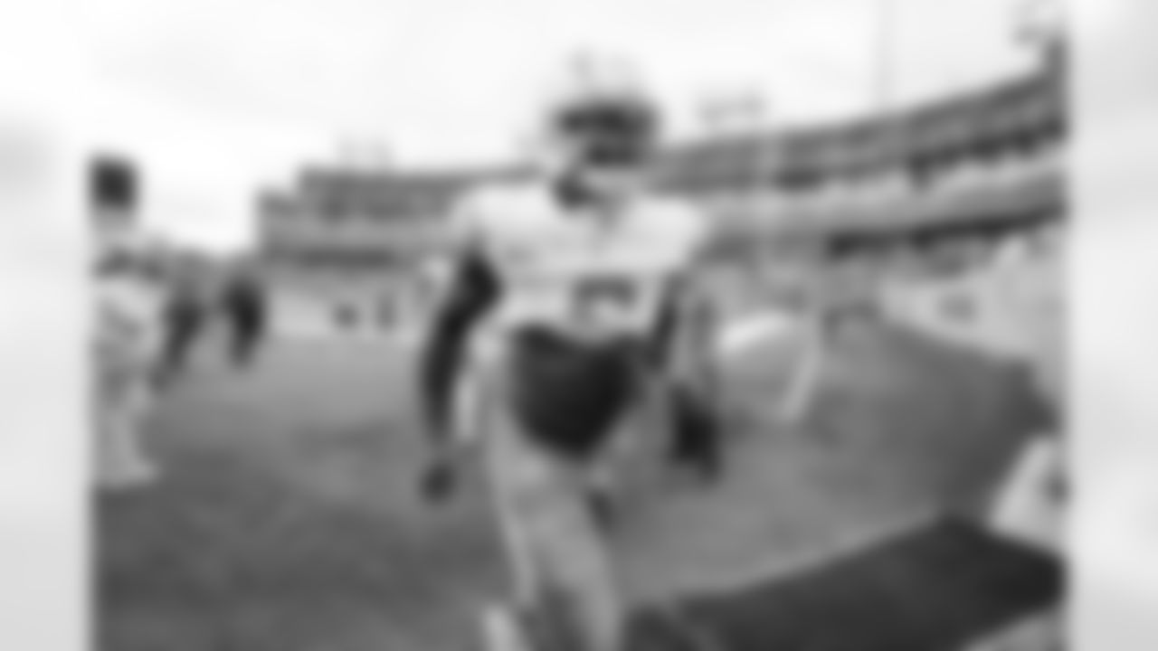 LB Denzel Perryman (6)