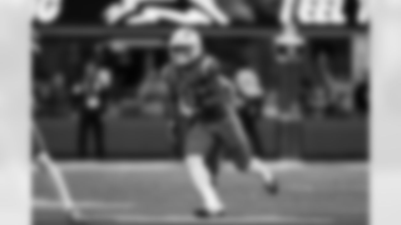 RB Omarion Hampton (8)