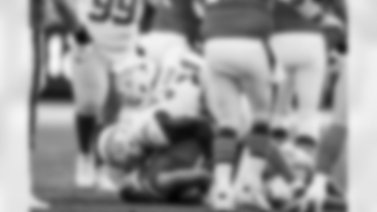 LB Del'Shawn Phillips (53)