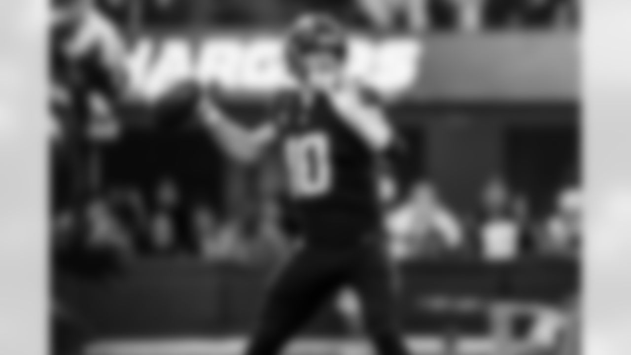 QB Justin Herbert (10)