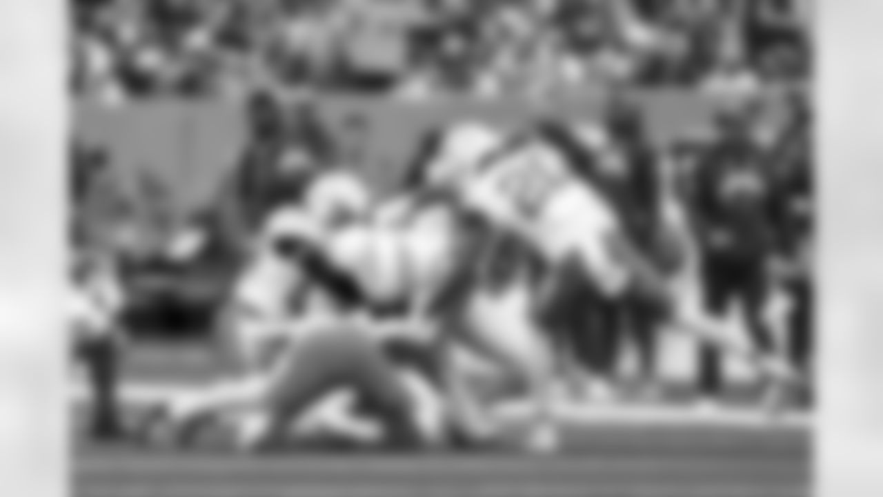 LB Del'Shawn Phillips (53), CB Cam Hart (20) and LB Troy Dye (43)