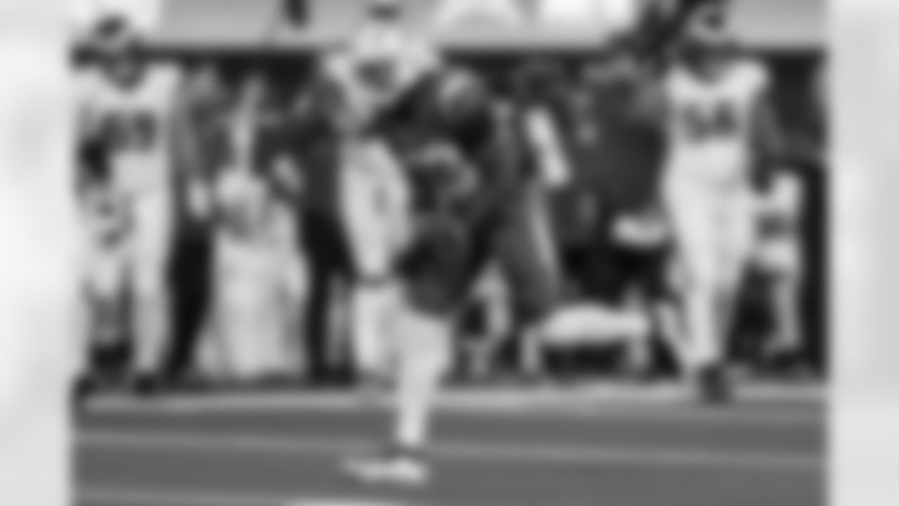 LB Del'Shawn Phillips (53)