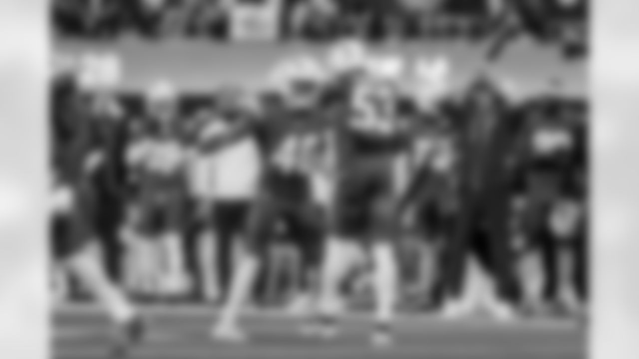 S Kendall Williamson (40) and LB Del'Shawn Phillips (53)