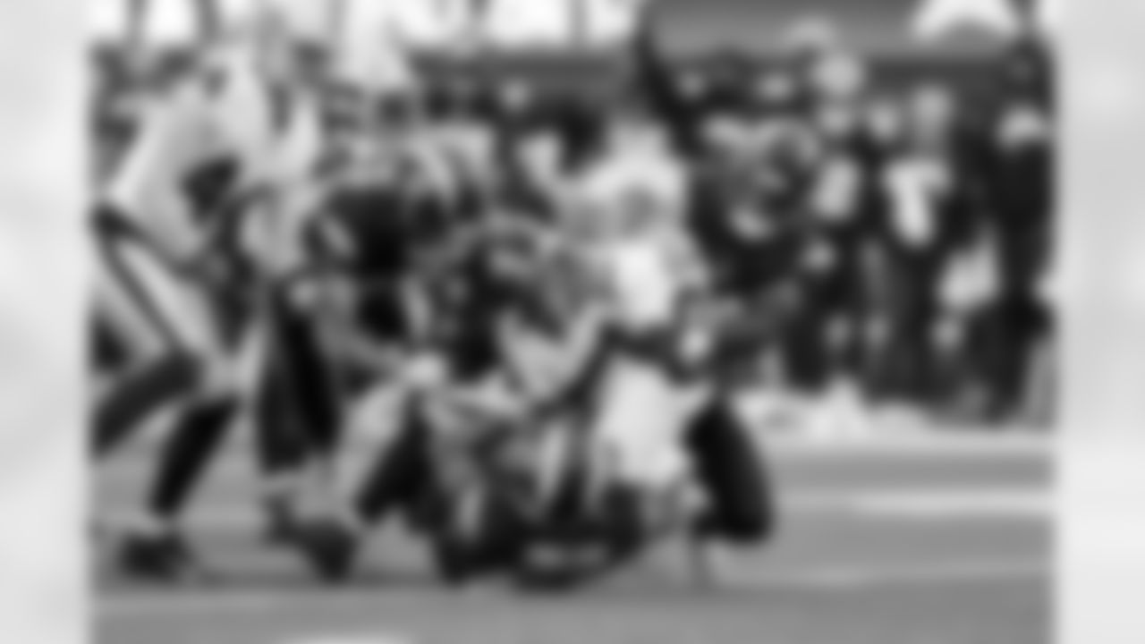 DB Deane Leonard (33), LB Del'Shawn Phillips (53) and S Kendall Williamson (40)