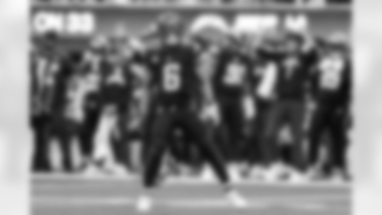 LB Denzel Perryman (6)