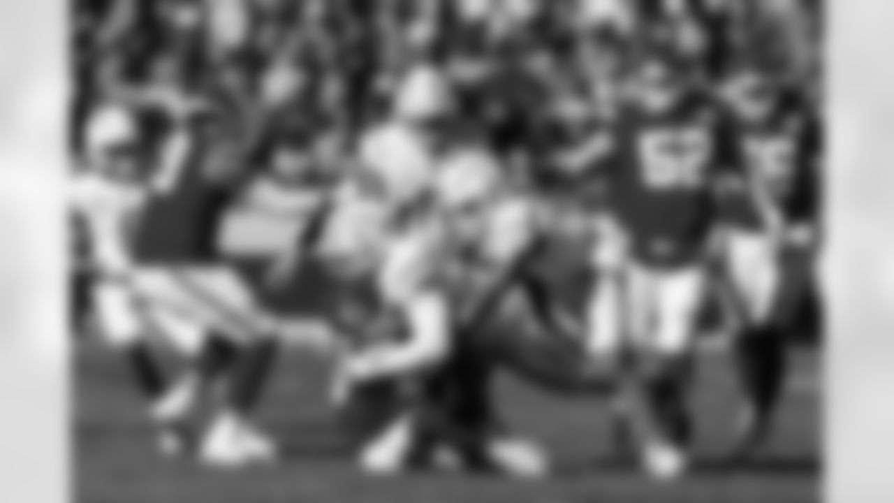 DL Da'Shawn Hand (91) and LB Daiyan Henley (0)