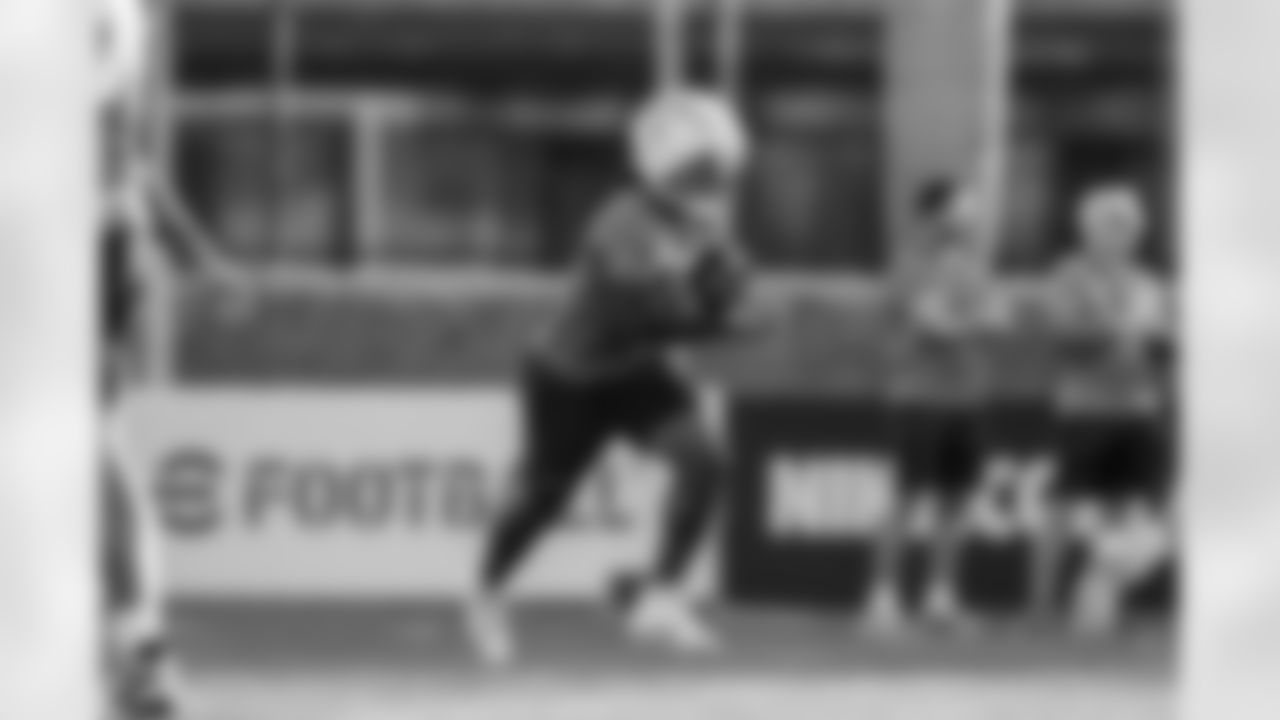 RB Omarion Hampton (8)