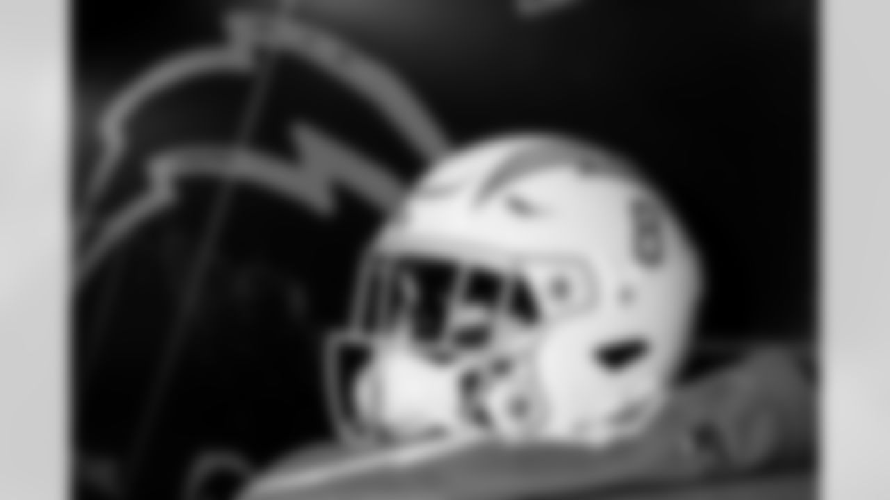 RB Omarion Hampton (8)