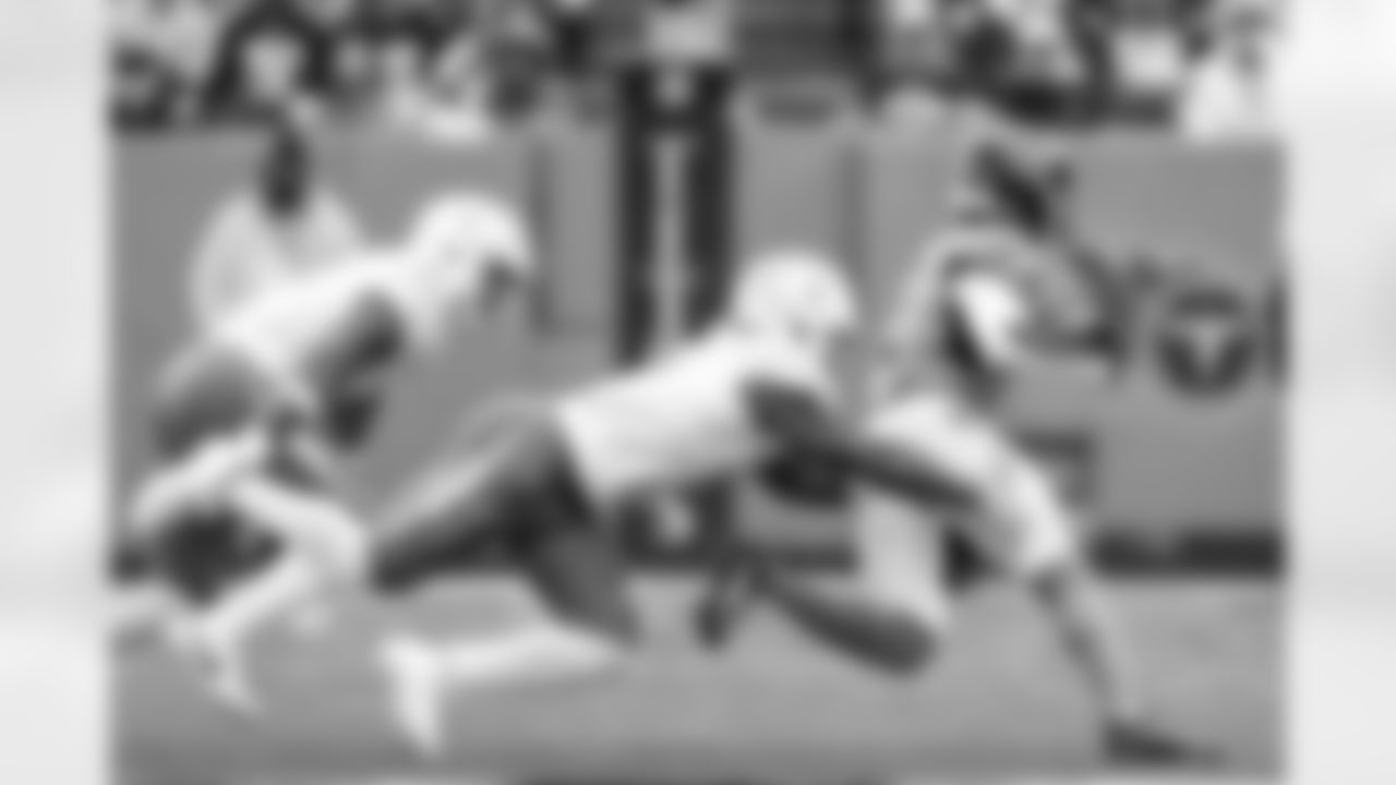 LB Denzel Perryman (6)