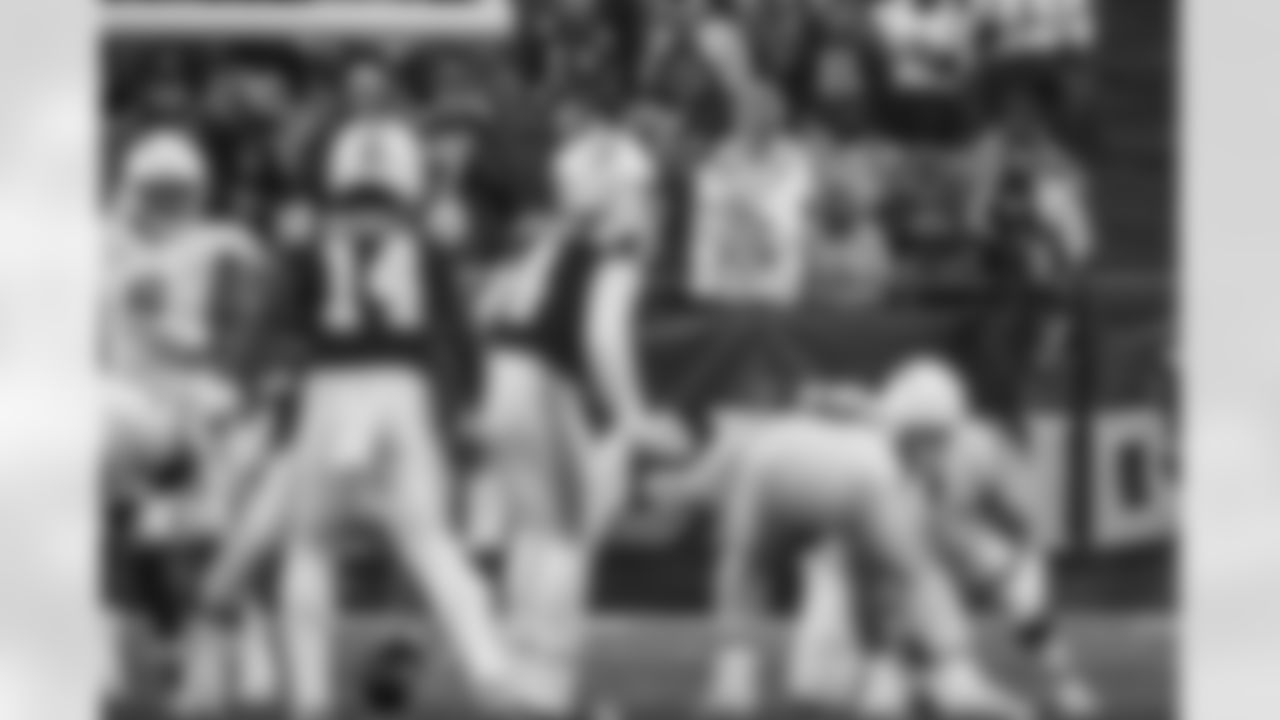 The Los Angeles Chargers play the New England Patriots on Sunday, December 3, 2023 at Gillette Stadium in Foxborough, MA.
[FINAL SCORE: LAC 6 - NE 0]