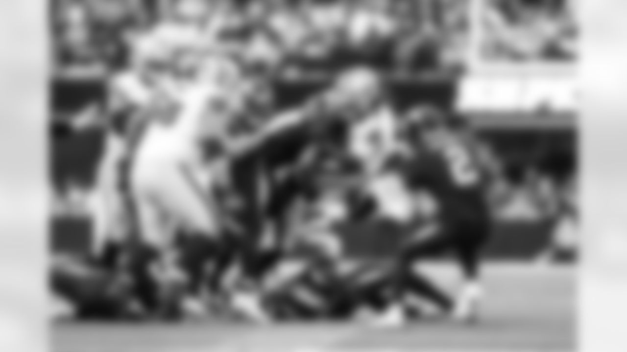 LB Denzel Perryman (6) and DB Elijah Molden (2)