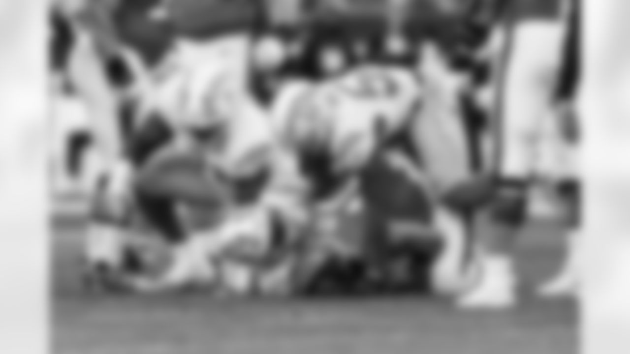 LB Del'Shawn Phillips (53) and S Tony Jefferson (23)