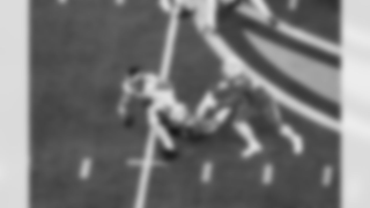 OLB Tuli Tuipulotu (45) and OLB Odafe Oweh (98)