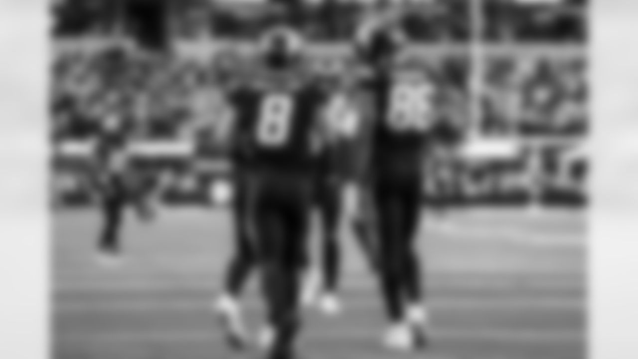 RB Omarion Hampton (8) and TE Oronde Gadsden (86)