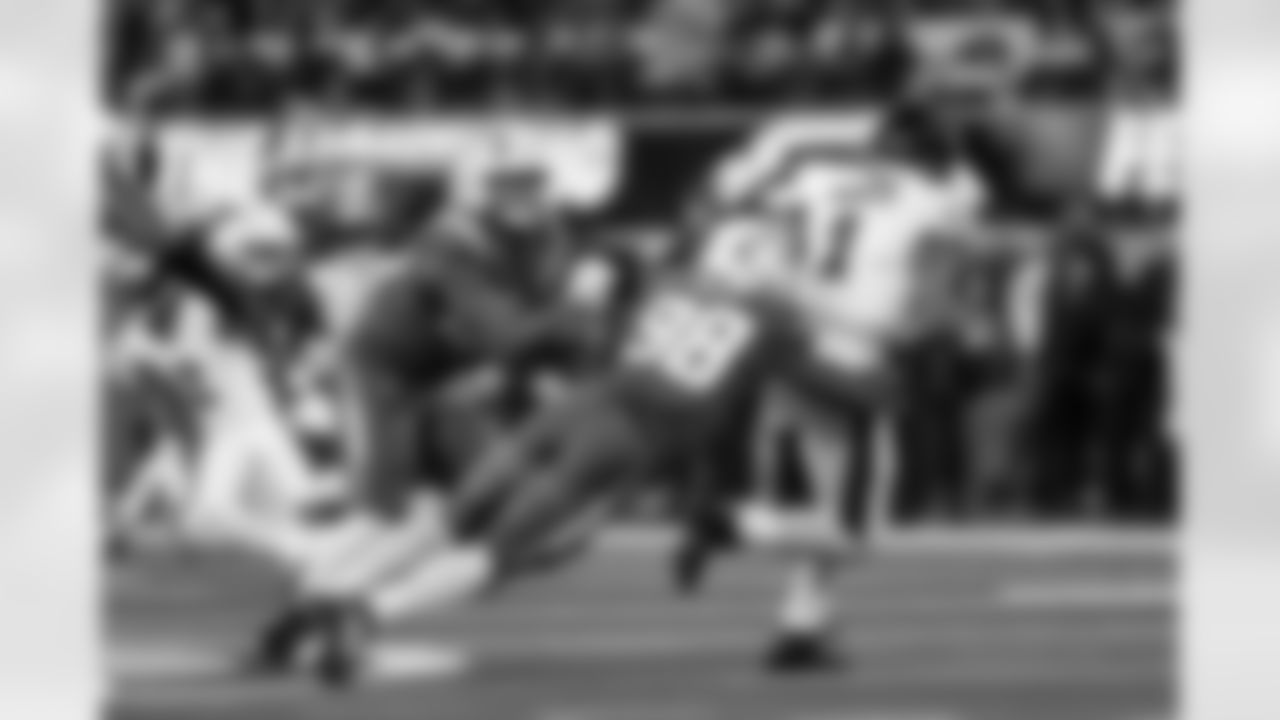 OLB Tuli Tuipulotu (45) and OLB Odafe Oweh (98)