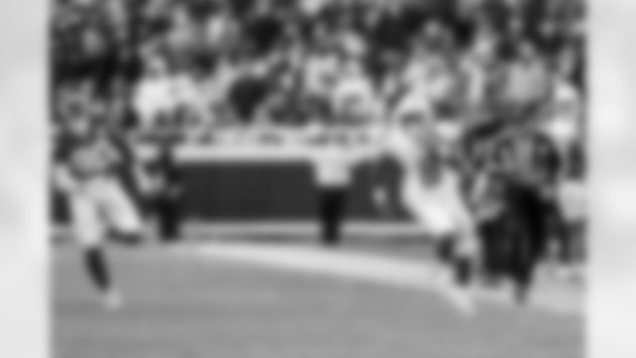 RB Omarion Hampton (8)