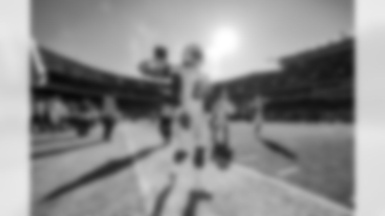 RB Omarion Hampton (8)