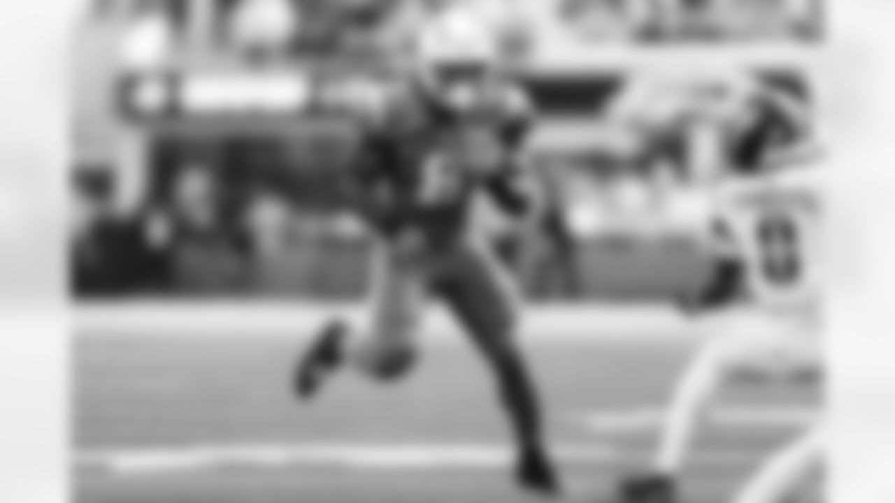 RB Omarion Hampton (8)