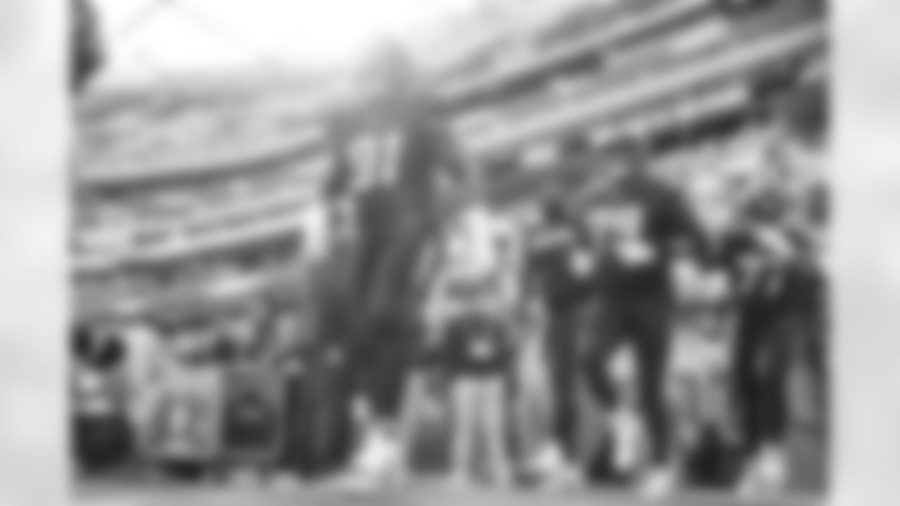 DL Da'Shawn Hand (91), G Mekhi Becton (73) and T Trey Pipkins III (79)