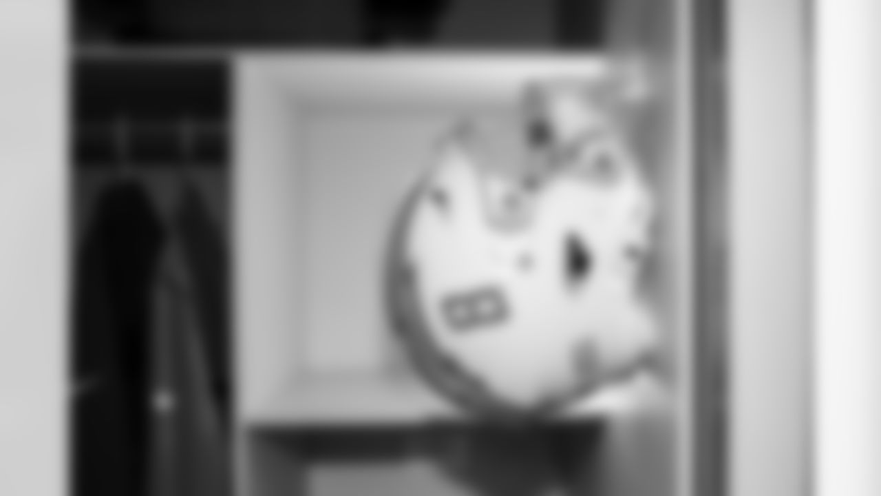 RB Omarion Hampton (8)