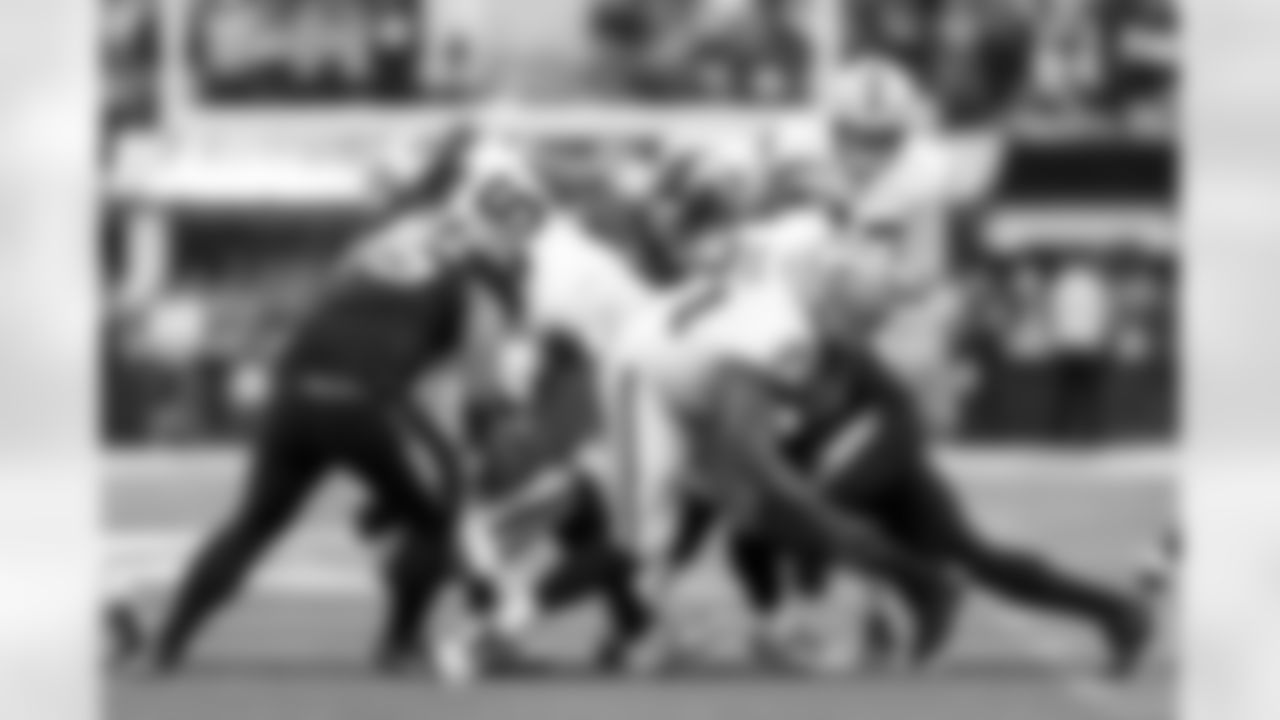 OLB Tuli Tuipulotu (45) and DL Da'Shawn Hand (91)