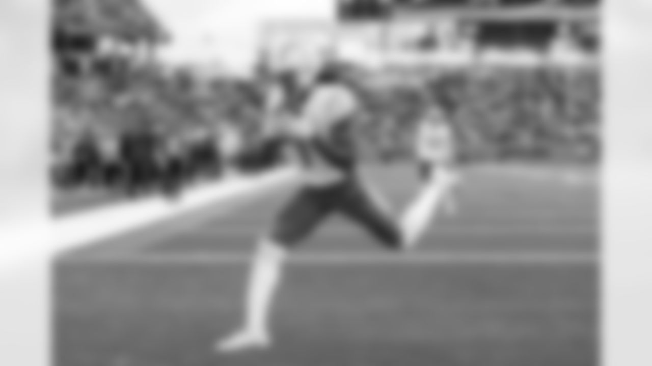 Check out the best shots from the Chargers Week 9 matchup against the Titans!