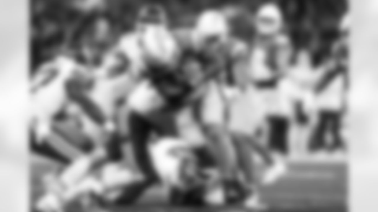 RB Omarion Hampton (8)