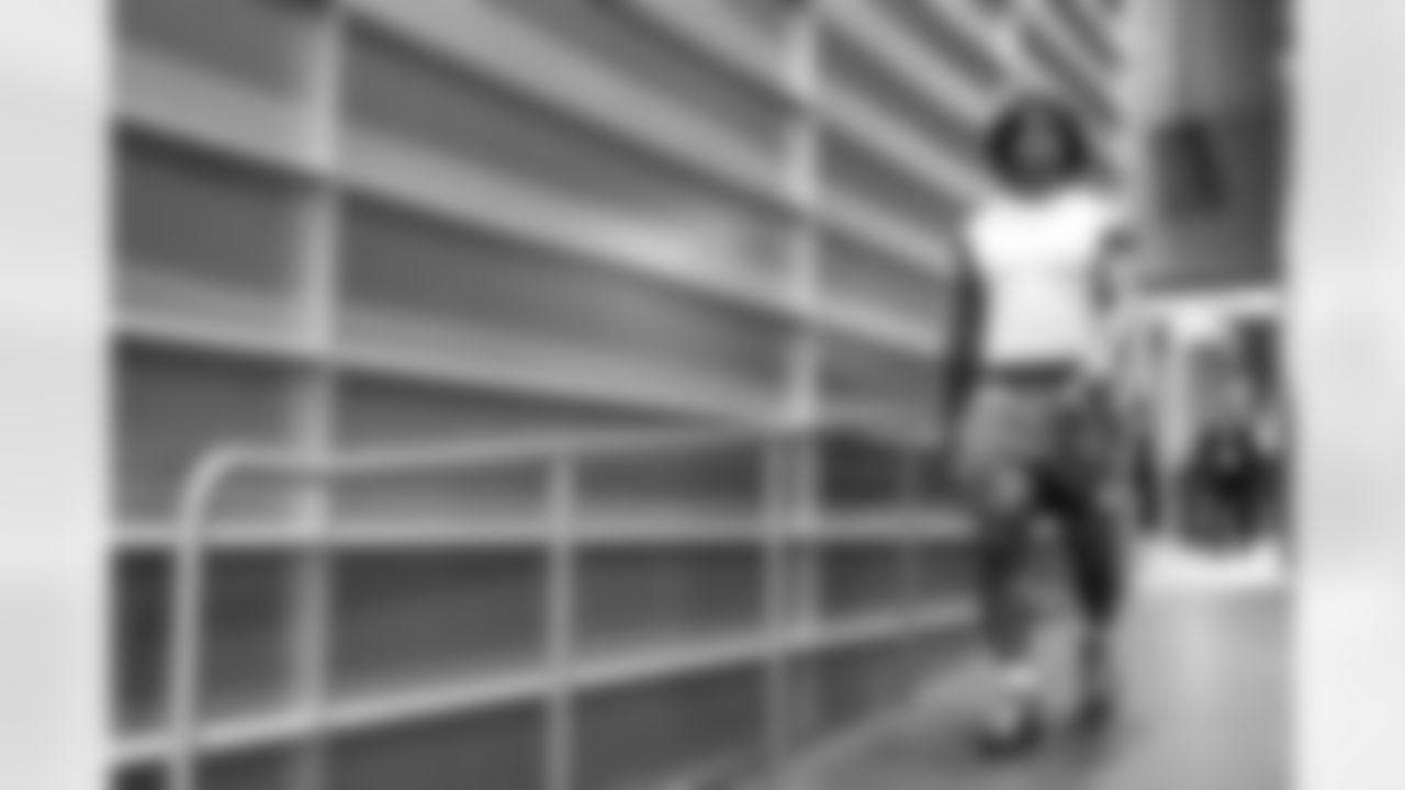 RB Omarion Hampton (8)