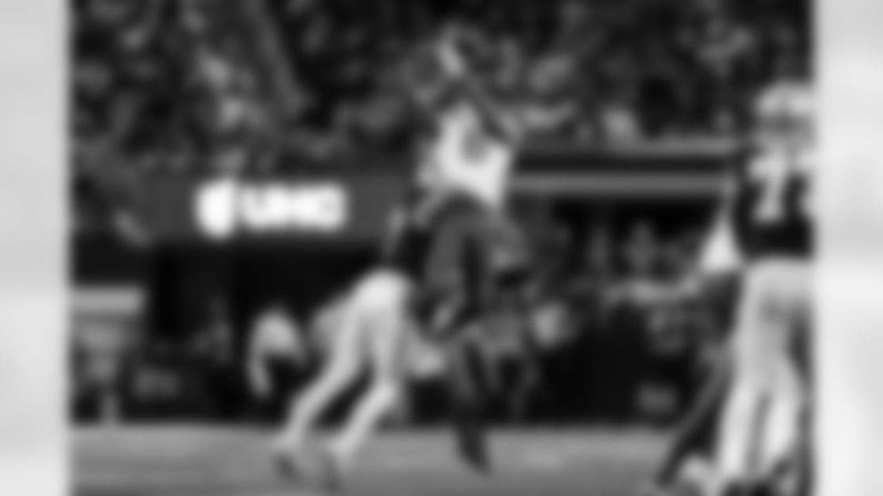 LB Denzel Perryman (6)