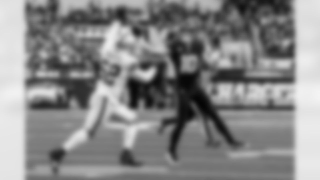 Chargers QB Justin Herbert (#10) in action during their Pro Bowl season.