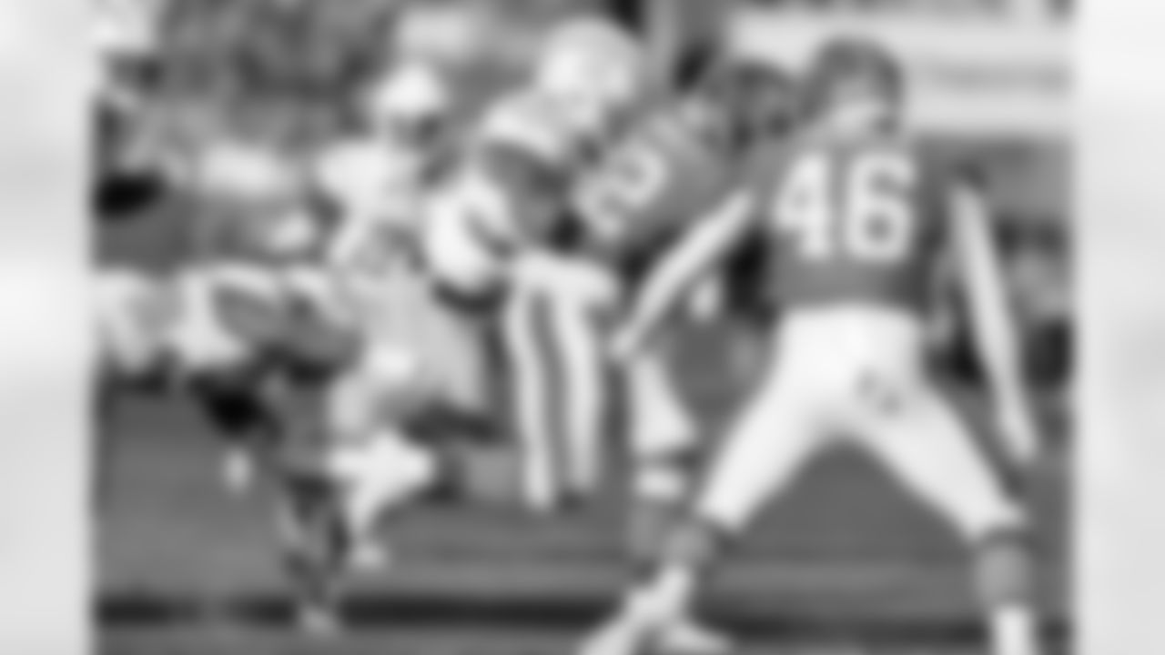 LB Del'Shawn Phillips (53)