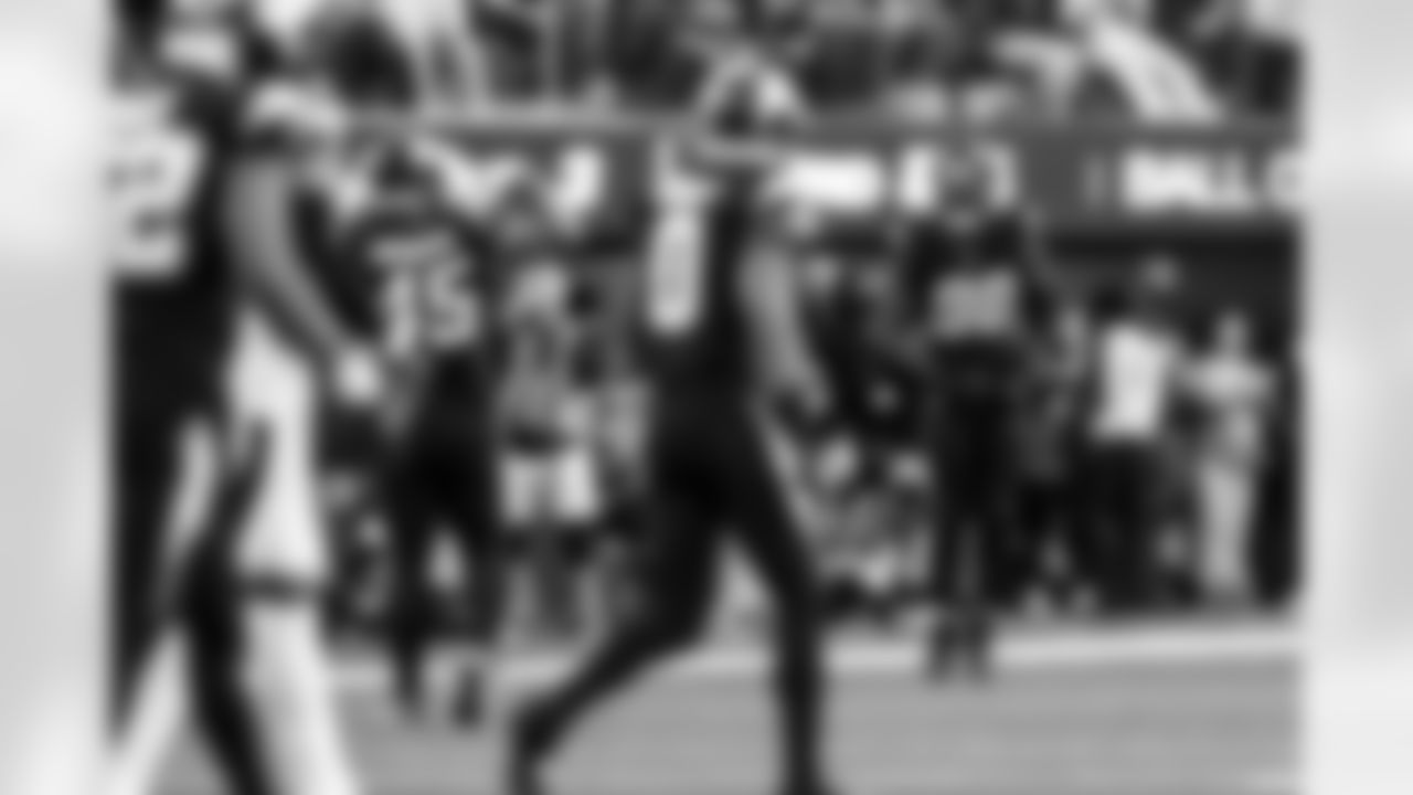 OLB Tuli Tuipulotu (45) and OLB Odafe Oweh (98)