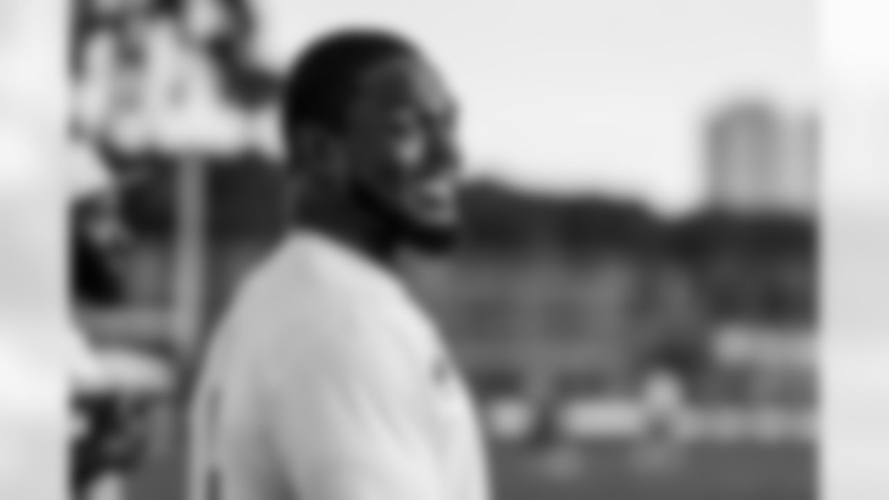 LB Denzel Perryman (6)