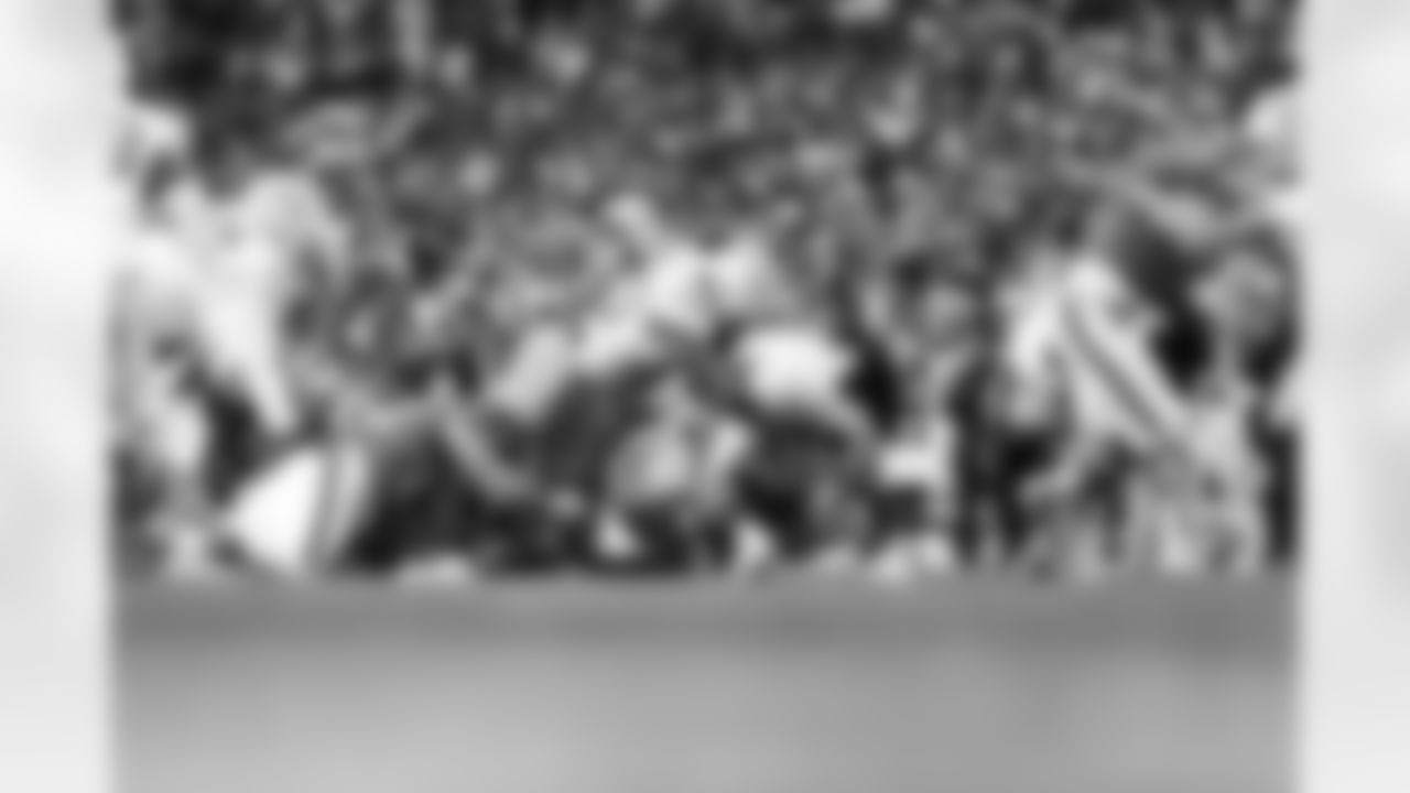 LB Del'Shawn Phillips (53)