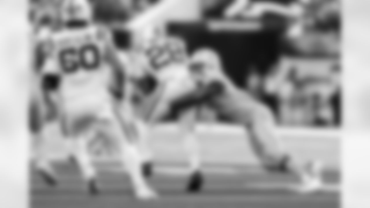 LB Denzel Perryman (6)