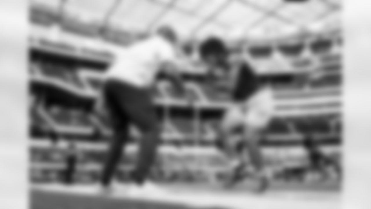 RB Omarion Hampton (8)