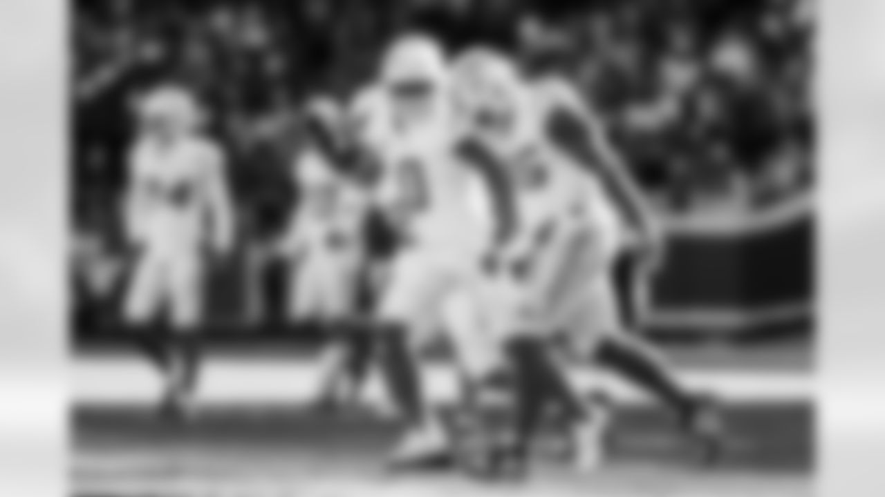 OLB Tuli Tuipulotu (45) and LB Daiyan Henley (0)