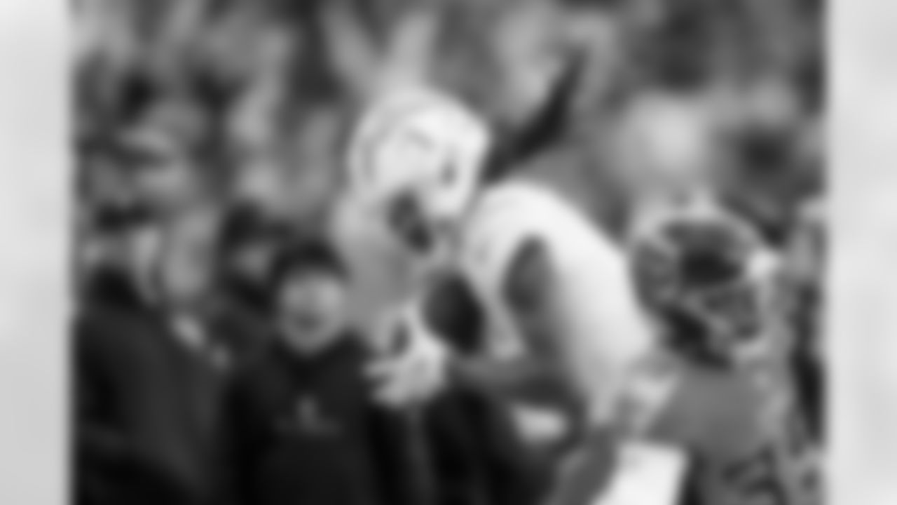 Check out the best shots from the Chargers Week 9 matchup against the Titans!