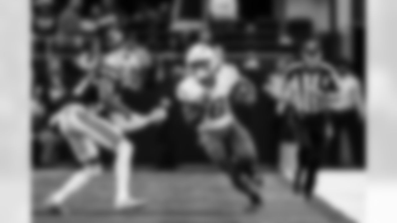 RB Omarion Hampton (8)