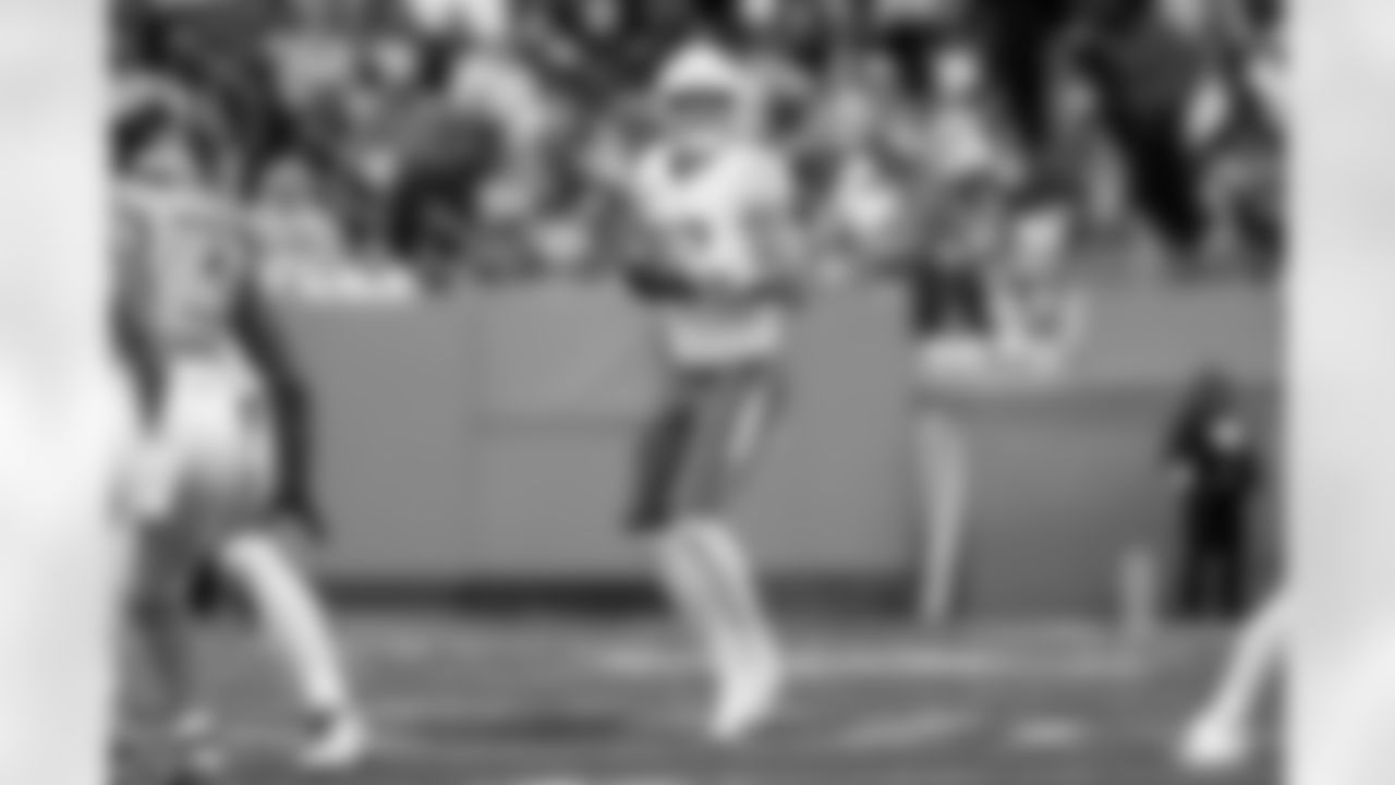 Check out the best shots from the Chargers Week 9 matchup against the Titans!