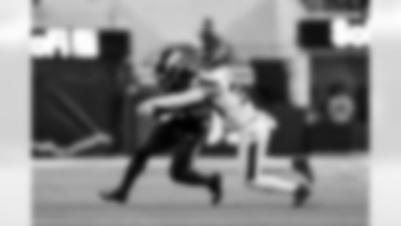 RB Omarion Hampton (8)