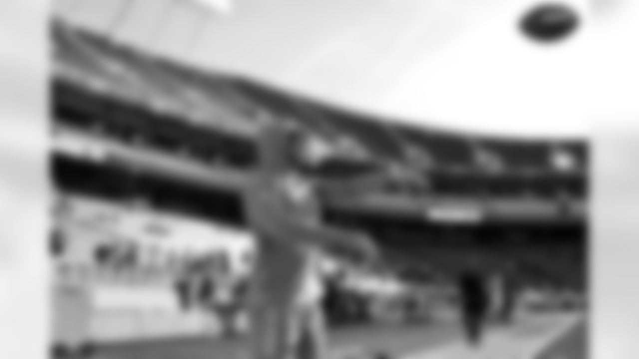 RB Omarion Hampton (8)