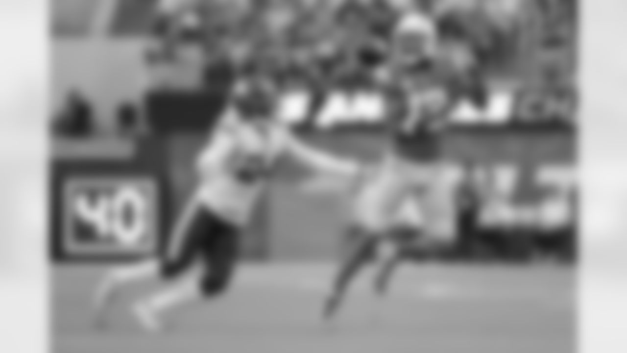 The Los Angeles Chargers play the Minnesota Vikings on Sunday, November 14, 2021 at SoFi Stadium in Inglewood, CA.
[FINAL SCORE: MIN 27 - LAC 20]