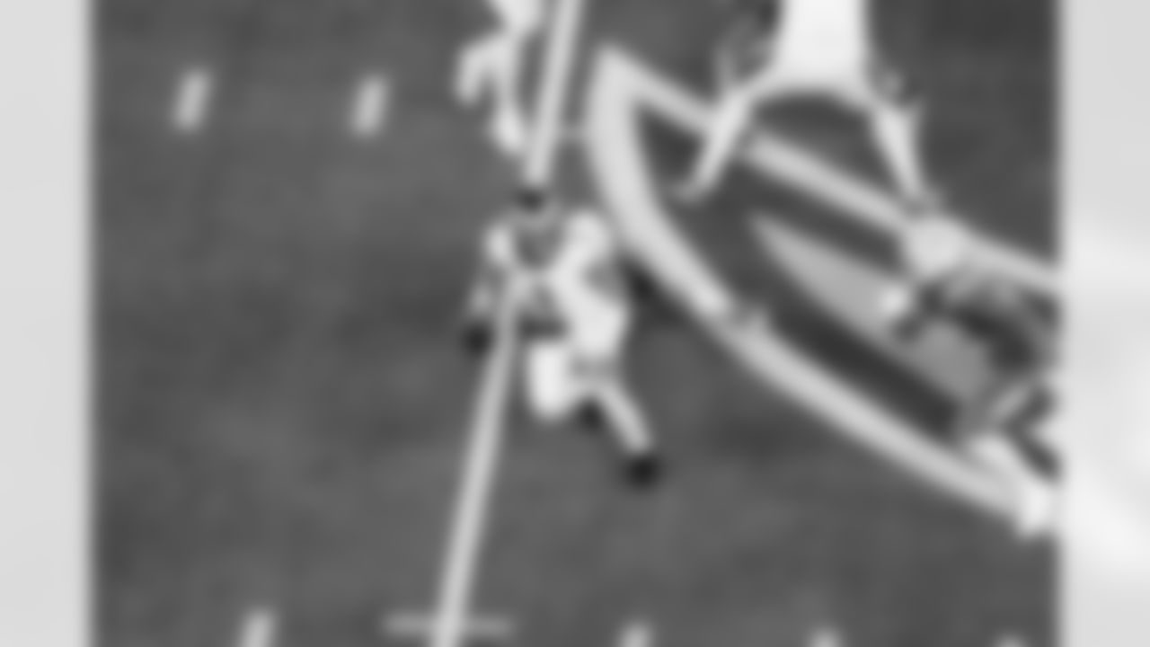 OLB Tuli Tuipulotu (45) and OLB Odafe Oweh (98)