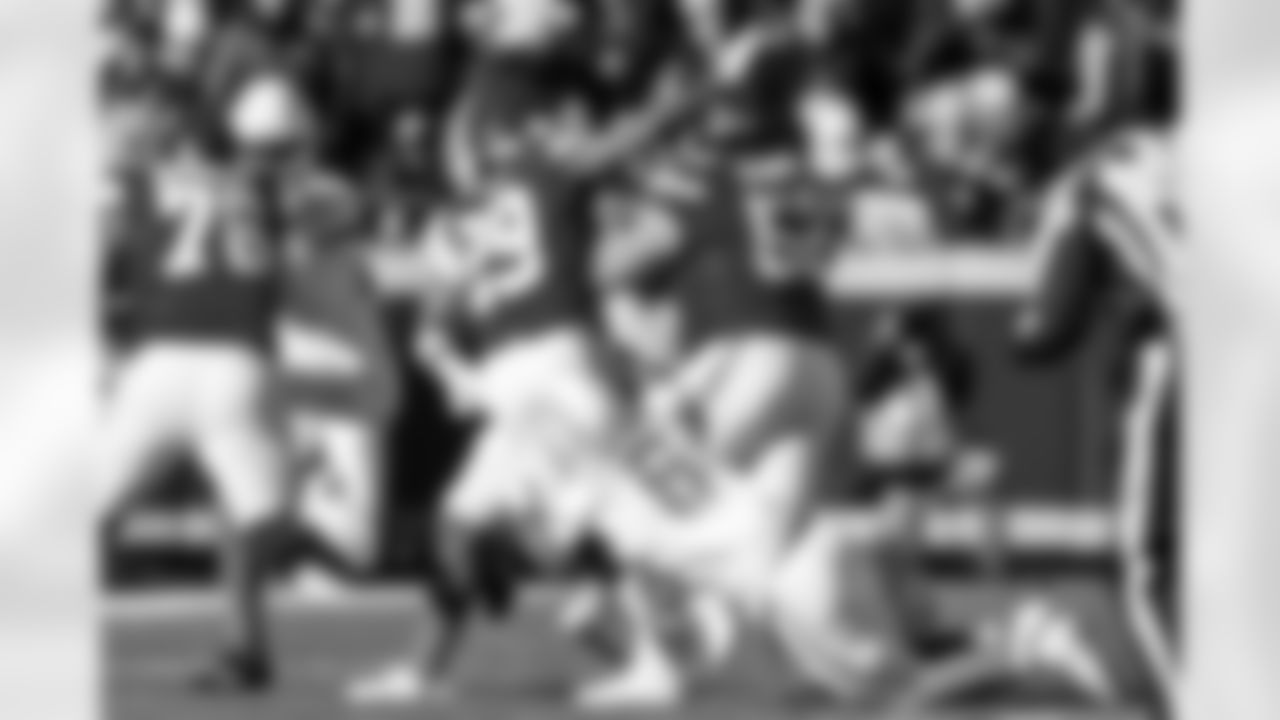 LB Denzel Perryman (6)