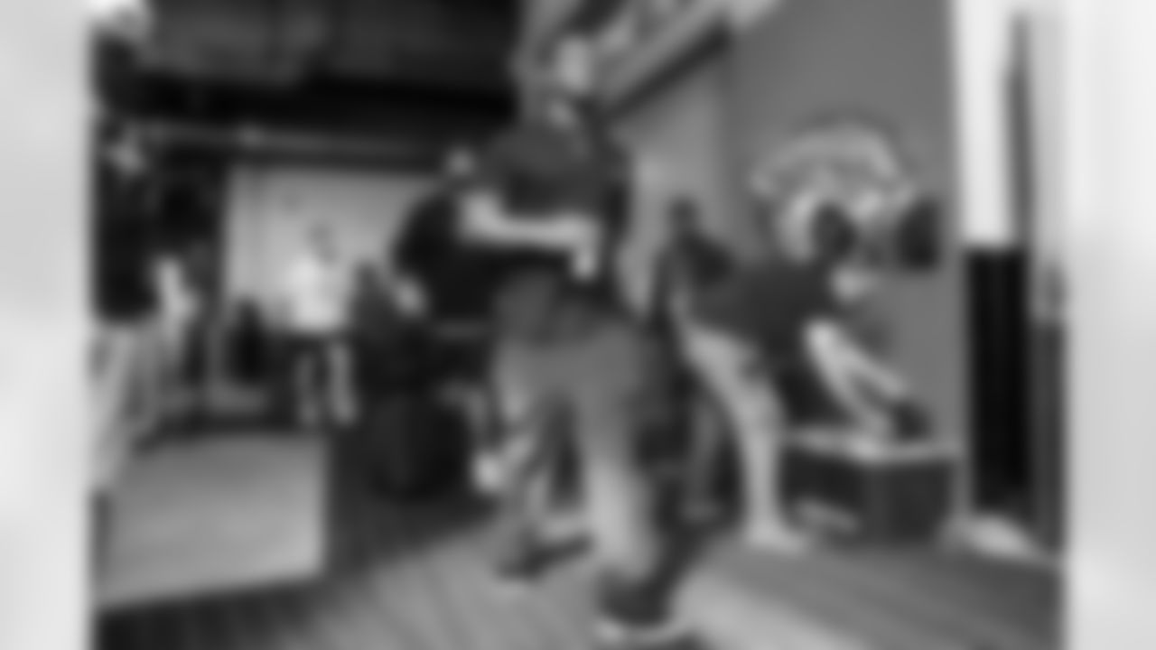 LB Denzel Perryman (6)